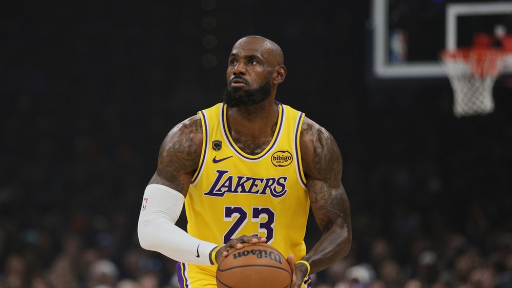 LeBron James Rookie Card Shatters Public Auction Record With Nearly $3 Million Sale at Goldin