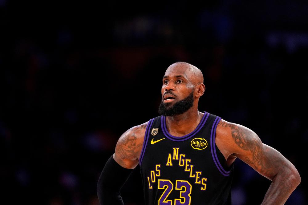 Warriors Left Stuck After LeBron James Snubs Stephen Curry for the 76ers