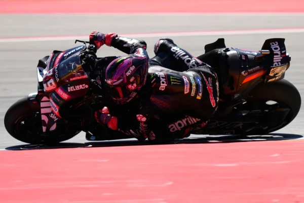 Jorge Martin, Aragon GP: the Aprilia rider leaning his RS-GP26 into a MotorLand corner
