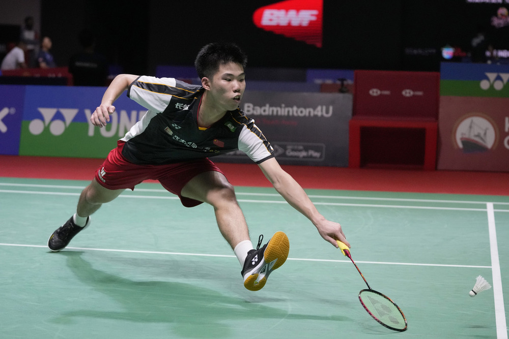 Weng Hongyang Survives Loh Kean Yew Scare to Reach China Masters Quarterfinals