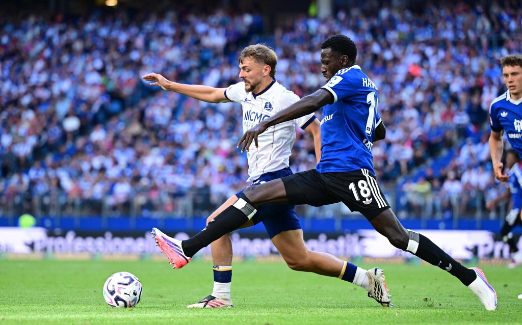 Everton's Kiernan Dewsbury-Hall and HSV Hamburg's Bakery Jatta challenge for the ball in a pre-season friendly